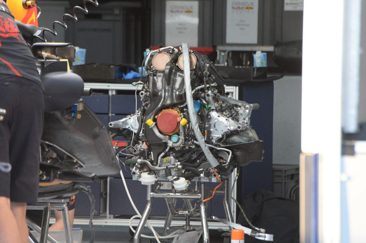 Silnik Hondy w bolidzie Red Bull Racing RB18 z 2022 roku (fot. Parcfer.me).