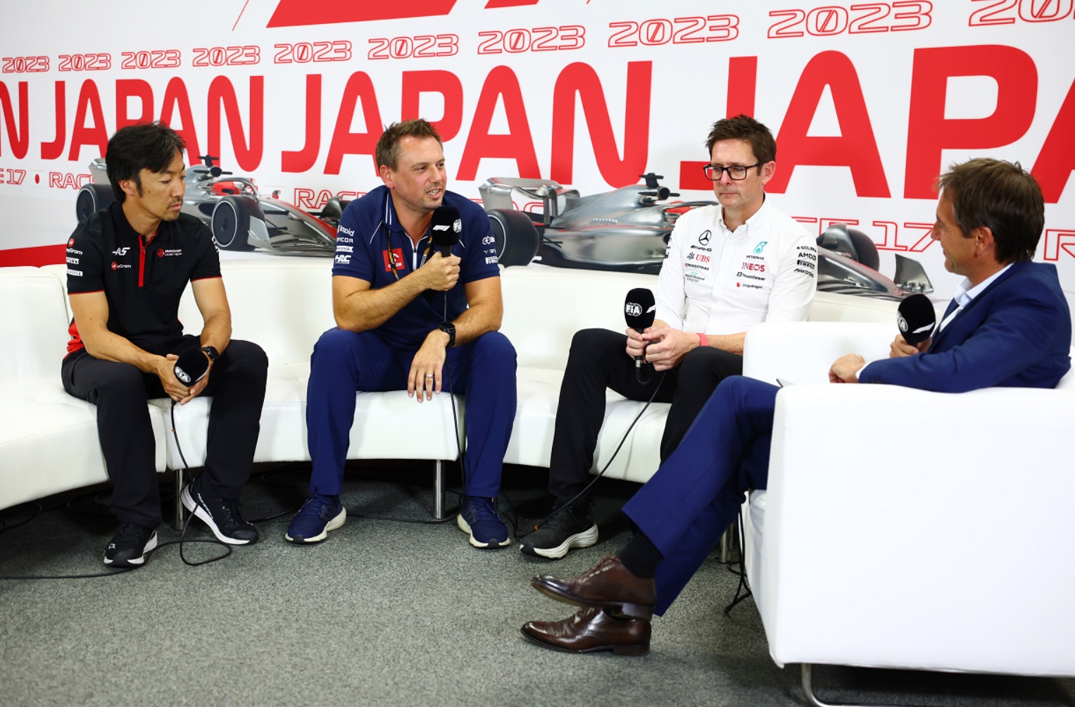    Ayao Komatsu (Haas), Jonathan Eddolls (AlphaTauri), Andrew Shovlin (Mercedes) oraz Tom Clarkson (F1) na dzisiejszej konferencji prasowej (fot. Red Bull).