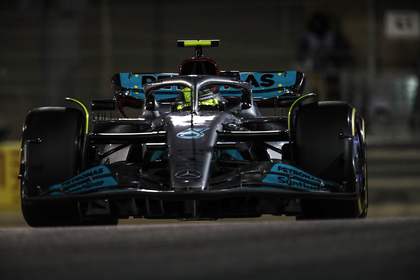 Mercedes znajduje się na ziemi niczyjej po GP Bahrajnu