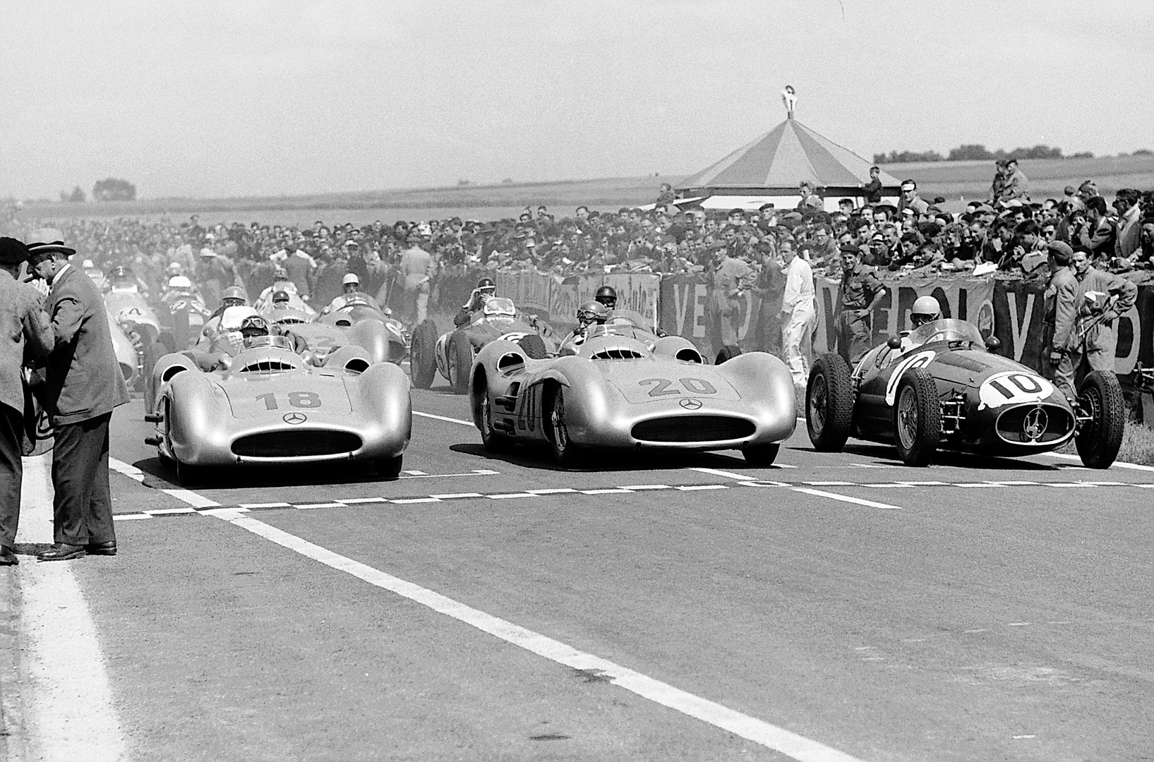 Pierwszy wyścig Formuły 1 Mercedesa. Podwójne zwycięstwo w Grand Prix Francji na torze Reims, 4 lipca 1954 roku. W pierwszym rzędzie ustawili się: Juan Manuel Fangio (numer 18), zwycięzca wyścigu, Karl Kling (numer 20), który zajął drugie miejsce, a także Alberto Ascari (numer 10) za kierownicą Maserati 250 F. Fot. Mercedes.
