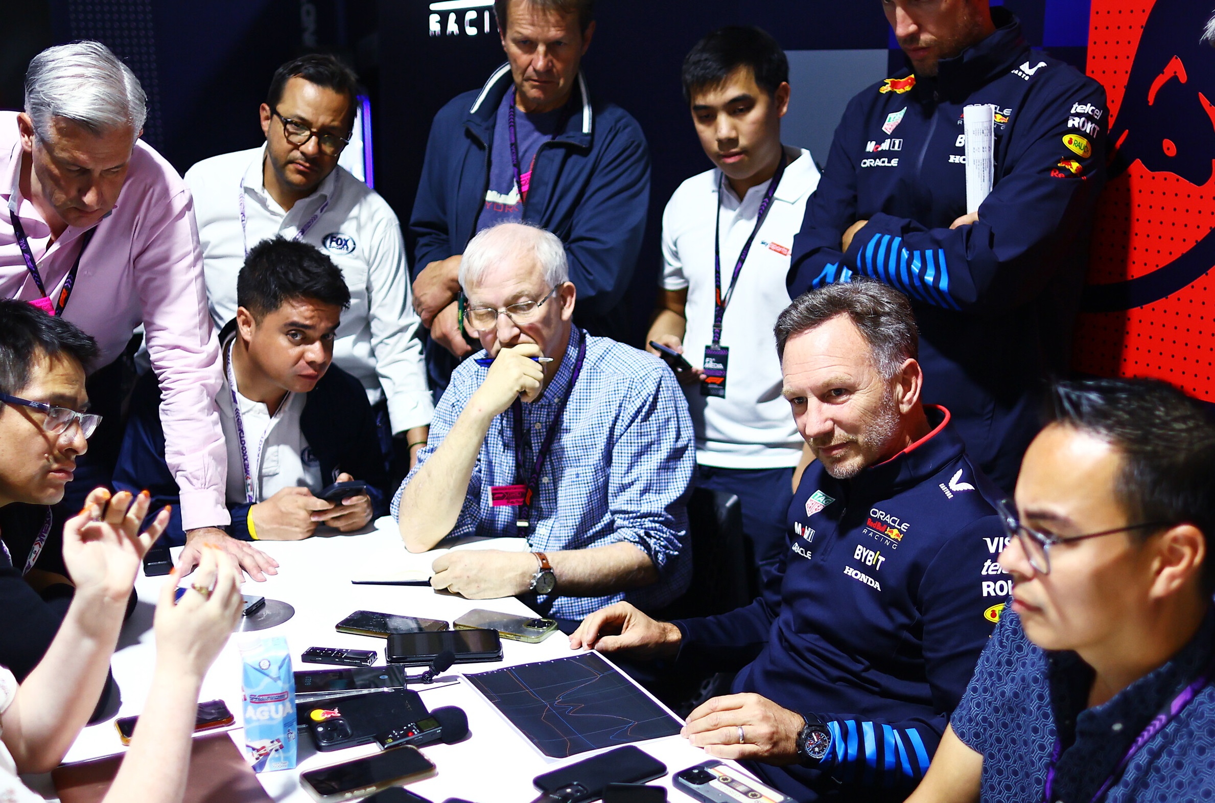 Christian Horner w rozmowie z dziennikarzami po GP Meksyku. Na biurku przed nim leżą kartki z telemetrią (fot. Red Bull).