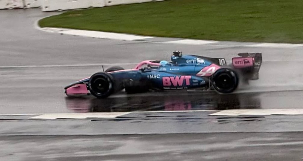 Alpine to kolejny zespół F1, który przejechał już pierwsze okrążenia w 2026 roku. Ekipa pojawiła się dziś na torze Silverstone, gdzie sprawdziła jednostkę napędową Mercedesa.