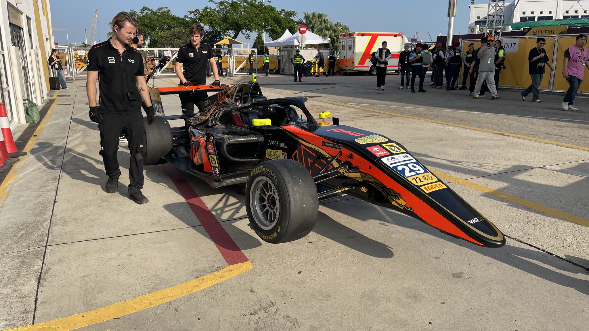 Rozbity bolid Tymka Kucharczyka (VAR) po kwalifikacjach do GP Makau 2025 (fot. G.Jazienicki/Parcfer.me).