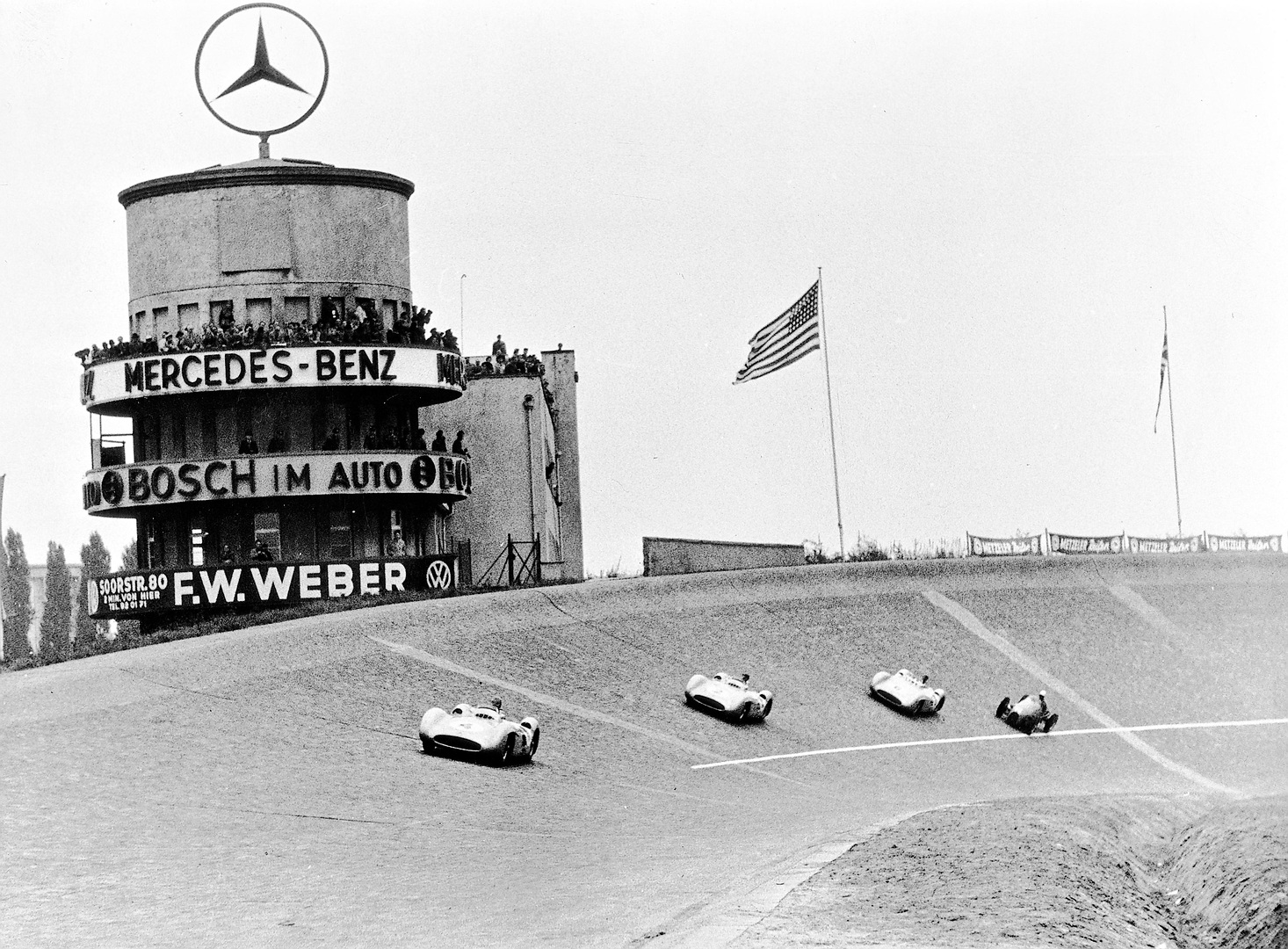 Potrójne zwycięstwo Mercedes-Benz W 196 R Stromlinienwagen w Grand Prix Berlina na torze AVUS, 19 września 1954 roku: zwycięzca Karl Kling (numer 4), na drugim miejscu Juan Manuel Fangio (numer 2) i Hans Herrmann (numer 6) na trzecim miejscu. Fot. Mercedes.