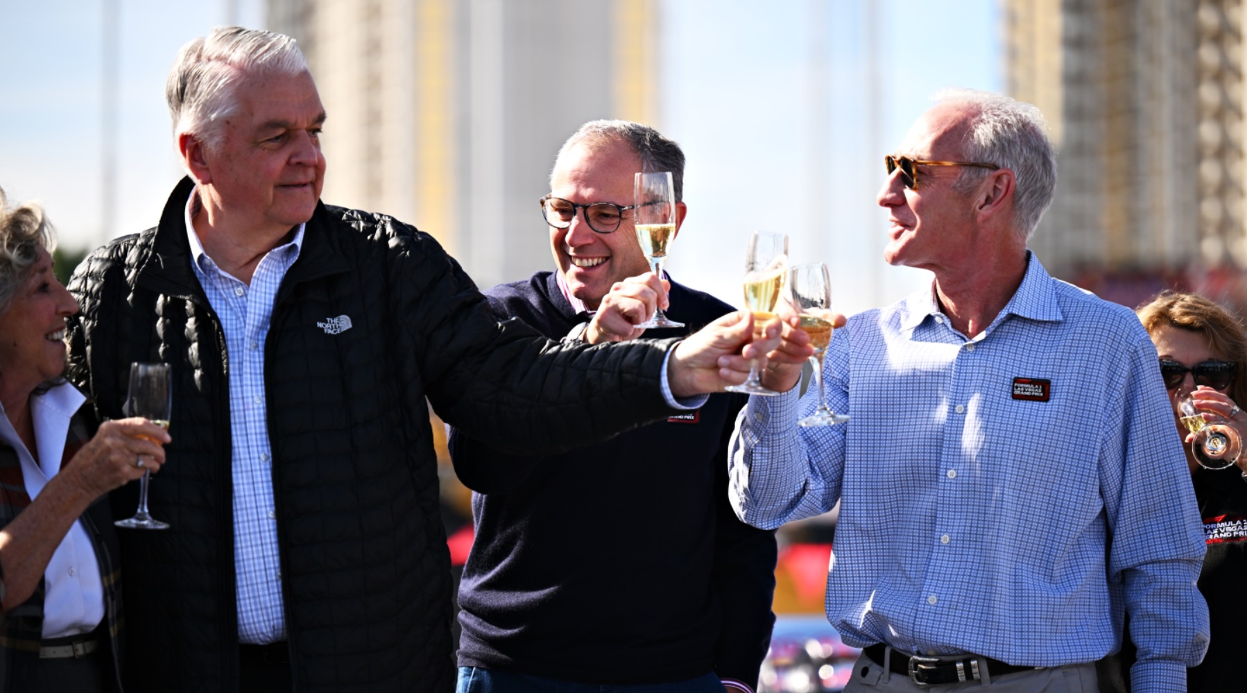 Władze sportu wznoszą toast za zdrowie wyścigu F1 na rok przed jego organizacją (fot. Powers Imagery/F1 Las Vegas GP).