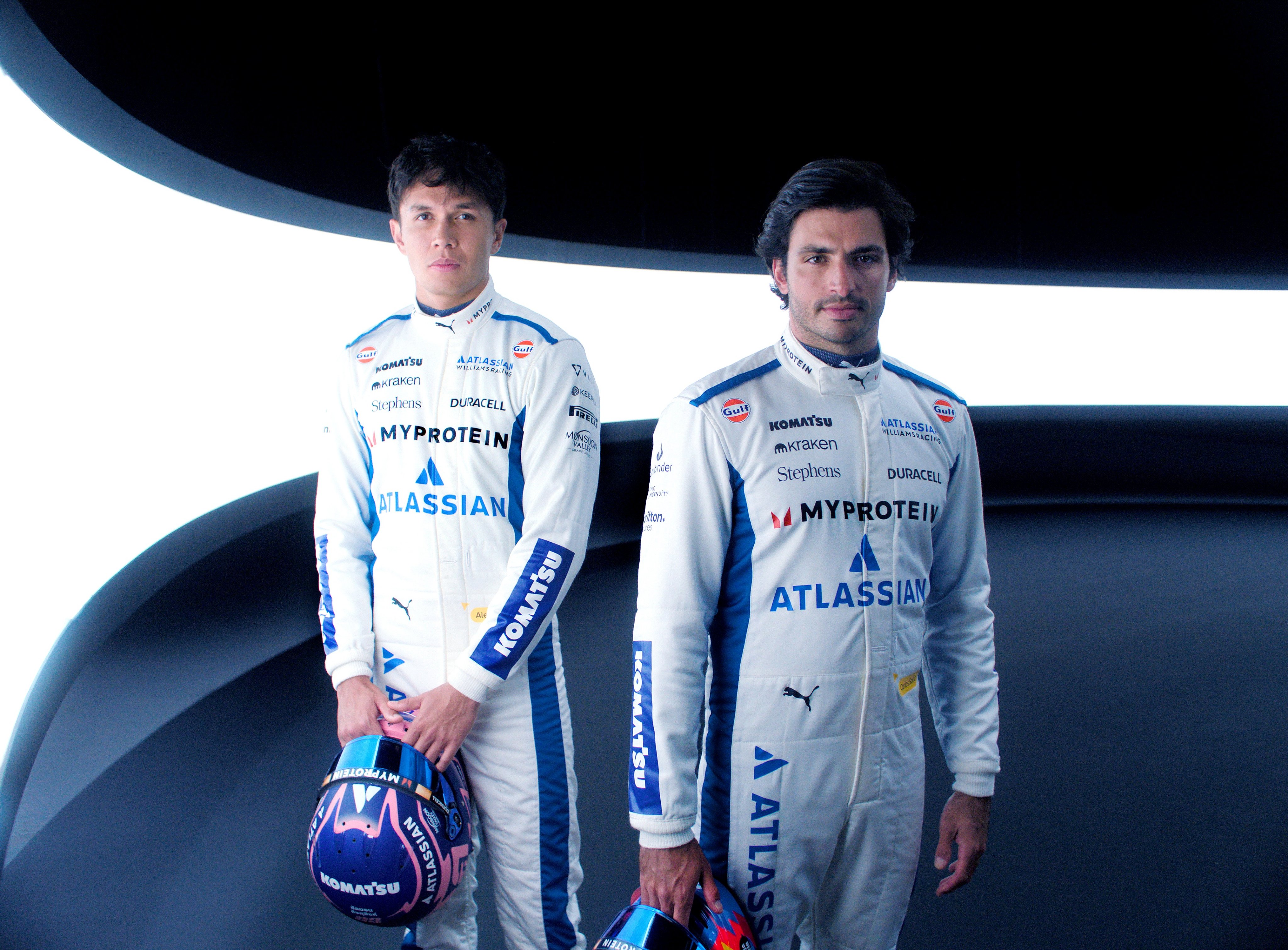    Alex Albon i Carlos Sainz, kierowcy Williamsa na sezon F1 2025, w nowych kombinezonach z logo Atlassian (fot. Williams).