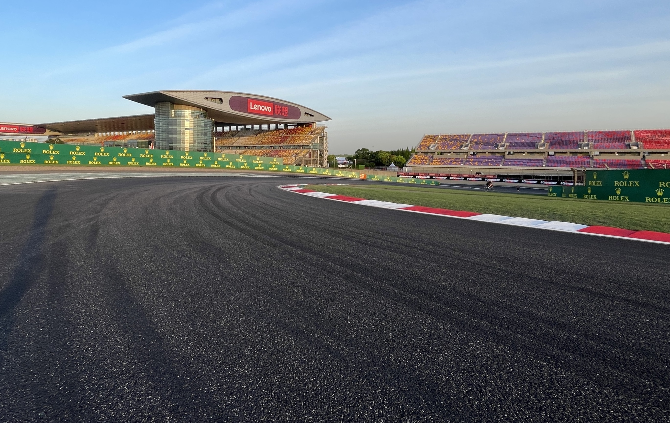 Tajemniczy asfalt zdominował pierwszy dzień na torze F1 w Chinach 