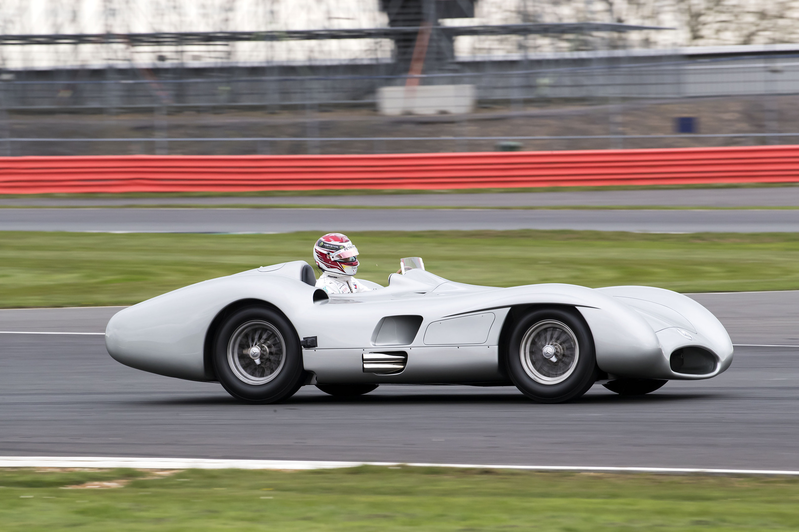 Lewis Hamilton za kierownicą Mercedesa W196 w wersji Streamliner, Silverstone 2019, fot. Mercedes. 