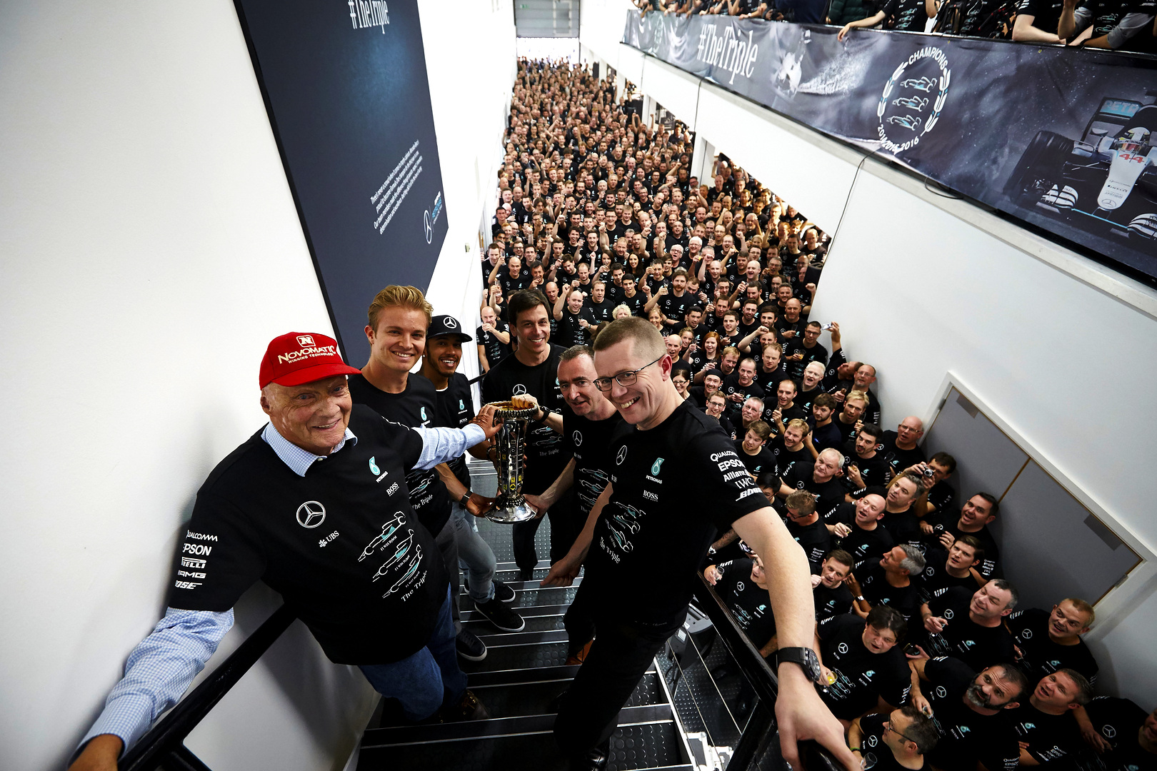    Mercedes świętuje mistrzostwo świata 2016. Od lewej stoją: Niki Lauda, Nico Rosberg, Lewis Hamilton, Paddy Lowe i Andy Cowell (fot. Mercedes).