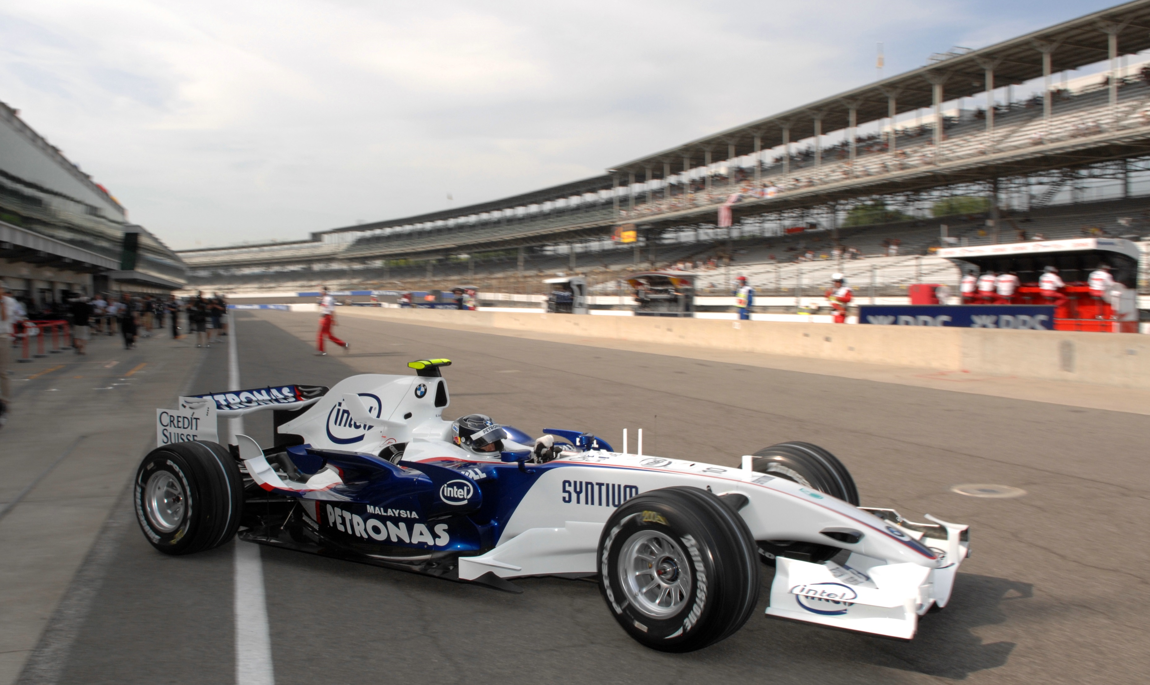 Obecnie to już rzadki obrazek - bolid F1 na słynnym torze w Indianapolis (fot. BMW).