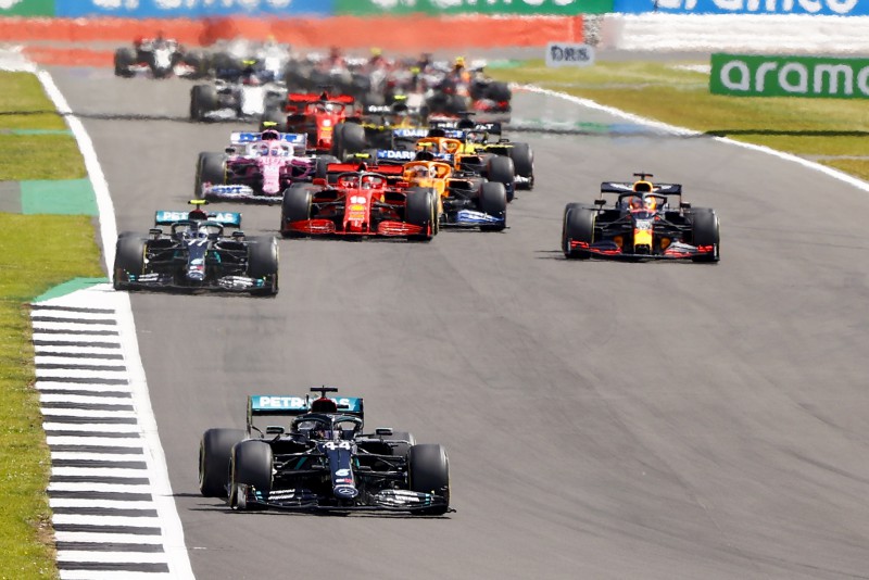 Lewis Hamilton prowadzi w wyścigu F1