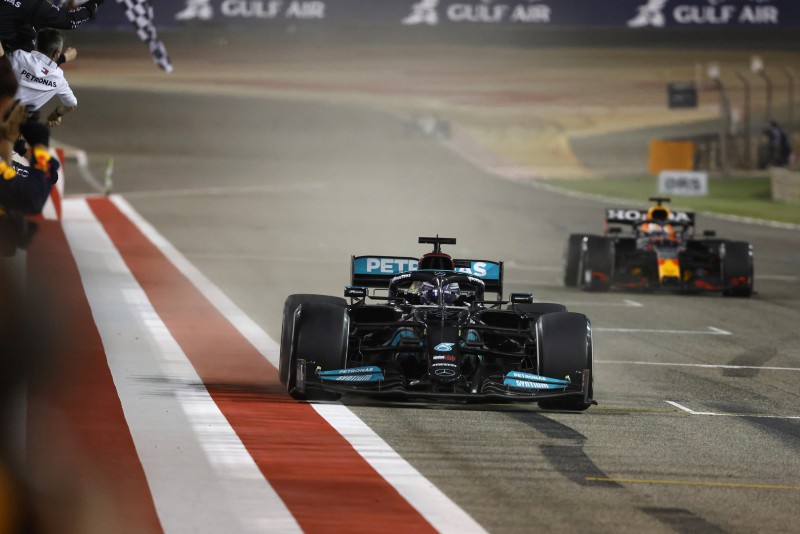 Red Bull czy Mercedes - które auto było szybsze w sezonie 2021?