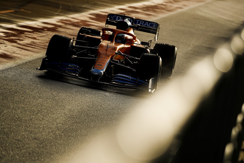 Daniel Ricciardo w McLarenie MCL35M, tor Silverstone, luty 2021