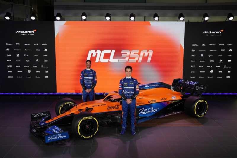 Daniel Ricciardo (lewa), Lando Norris (prawa) przed sezonem 2021 Formuły 1 na tle bolidu MCL35M