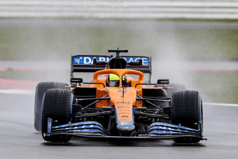 Lando Norris w McLarenie MCL35M na torze Silverstone, luty 2021