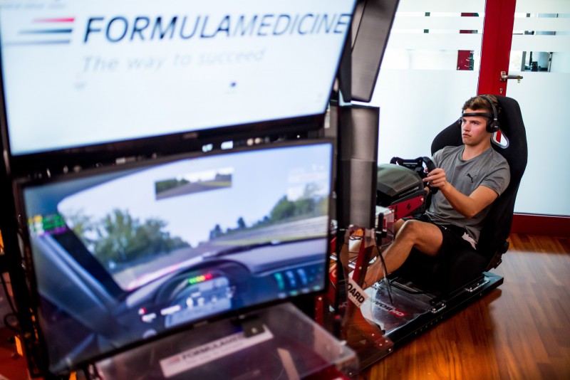 Niel Verhagen (BMW) podczas treningu na symulatorze w Formula Medicine (Viareggio, Włochy, styczeń 2020)