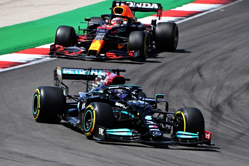 Red Bull czy Mercedes - które auto było szybsze w sezonie 2021?