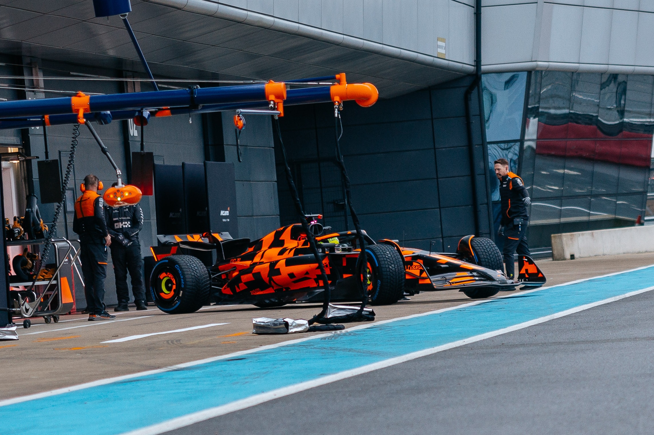 Pierwszy bolid F1 na sezon 2025, McLaren MCL39, wyjeżdża z garażu.