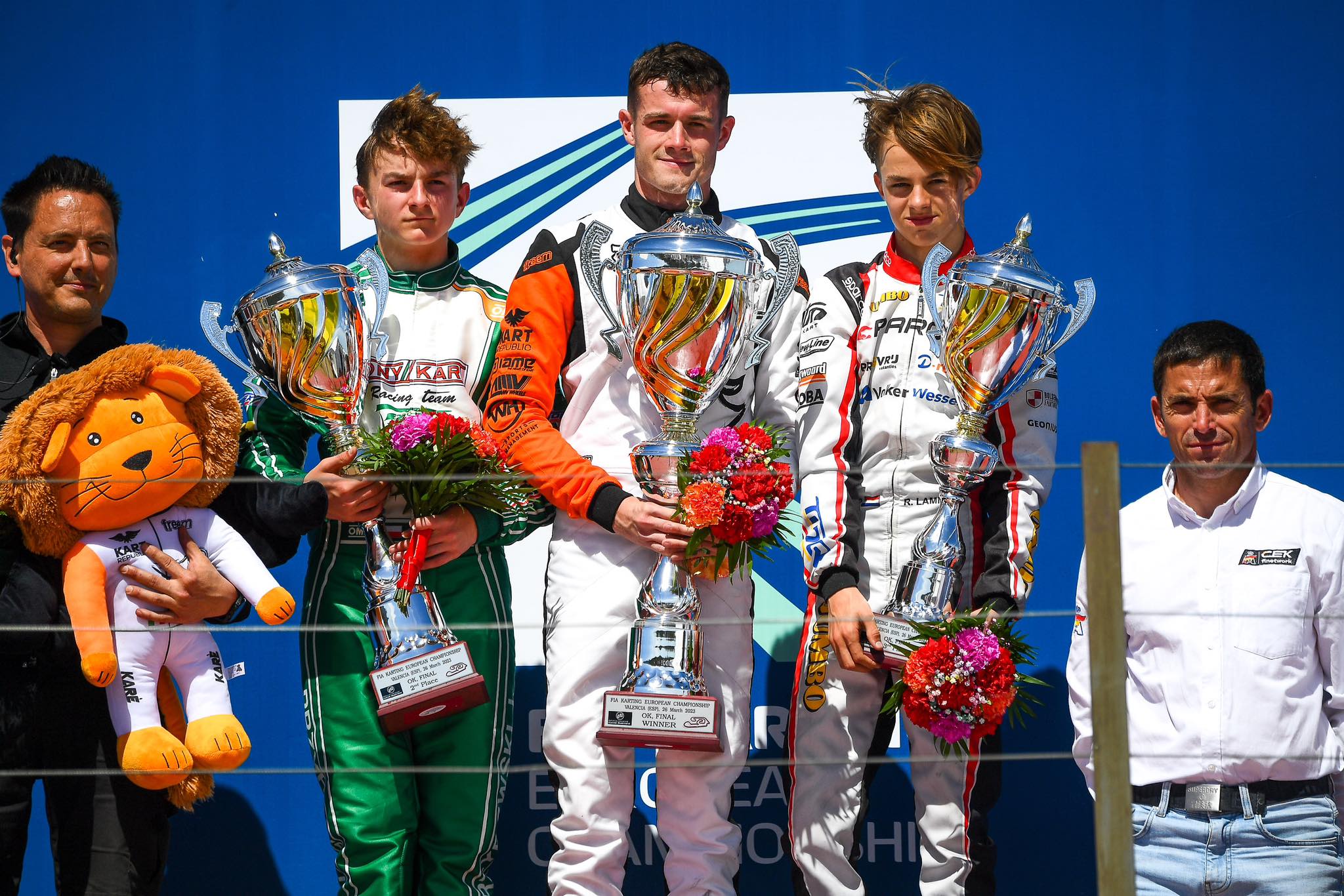 Jan Przyrowski (drugi od lewej) na podium zawodów w Walencji (fot. Sportinphoto)
