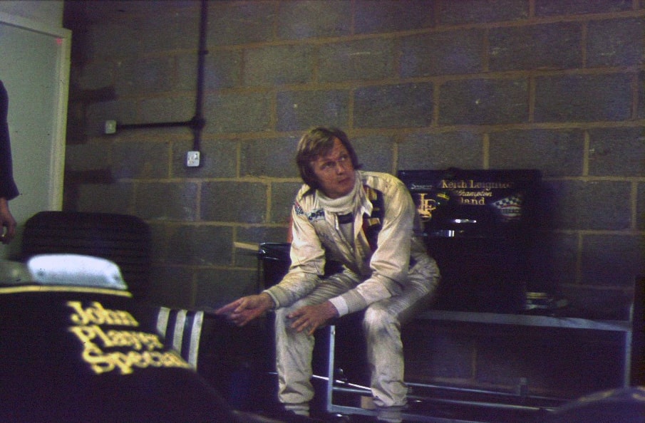 Ronnie Peterson w garażu (fot. Gillfoto, CC BY-SA 3.0 <https://creativecommons.org/licenses/by-sa/3.0>, via Wikimedia Commons).