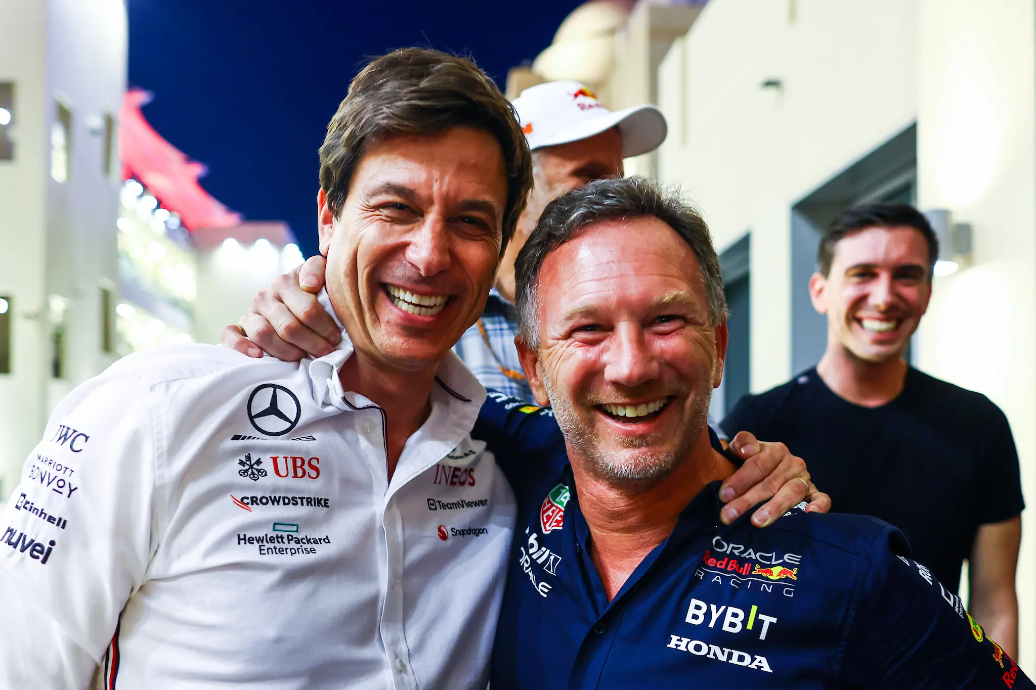    To bardzo popularne zdjęcie i raczej nie lubimy takich nadużywać, ale przynajmniej podpis będzie śmieszny. Rok 2026, Toto Wolff i Christian Horner świętują pierwsze wspólne podium zespołu Alpine-Mercedes (fot. Red Bull, koloryzowane).