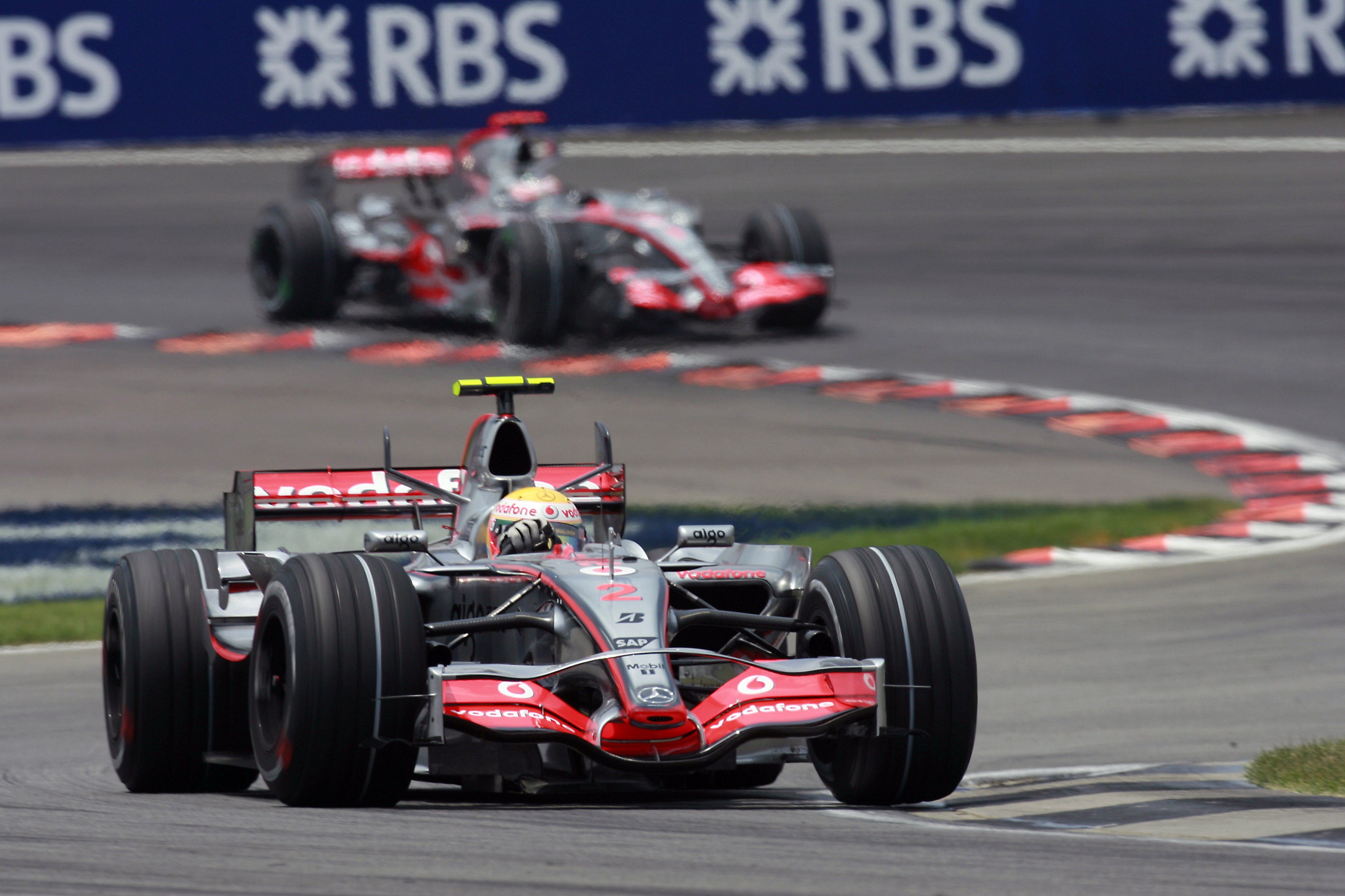 Lewis Hamilton przed Fernando Alonso w GP USA 2007 (fot. McLaren).