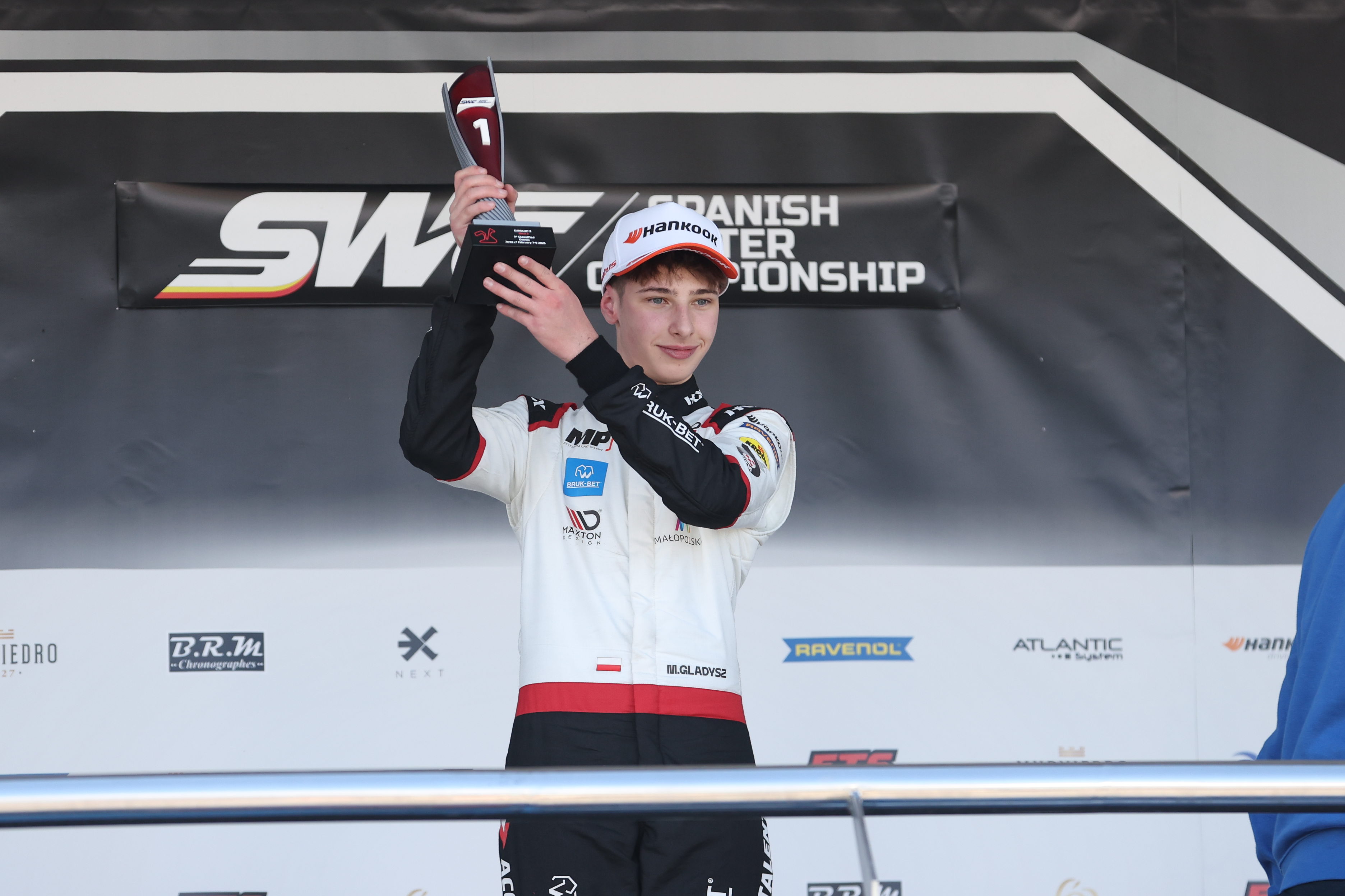 Maciej Gładysz na podium Eurocup-3 (fot. materiały prasowe Macieja Gładysza).