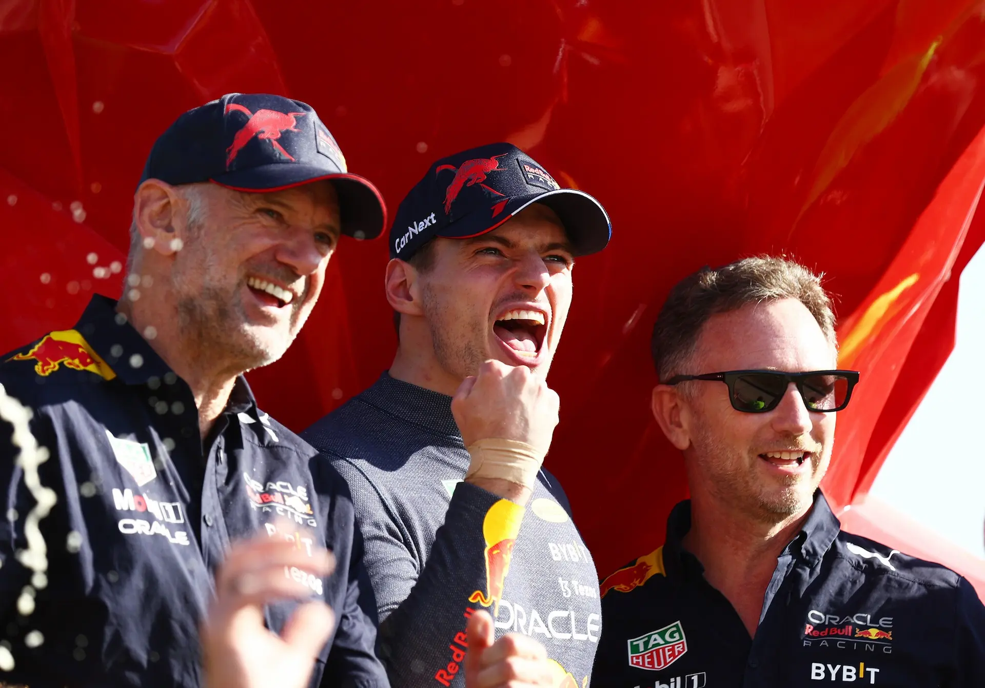 Adrian Newey, Max Verstappen i Christian Horner. Zdjęcie-symbol, a w zasadzie symbol rosnącej potęgi Red Bulla, który w 2022 roku rozpoczynał dominację i czuł, że nie potrzebuje pomocy nikogo. Dziś Newey jest w Astonie, Verstappen w sumie to lubi Mercedesa i chyba będzie umiał zagadać, a Horner został właśnie zwolniony (fot. Red Bull).
