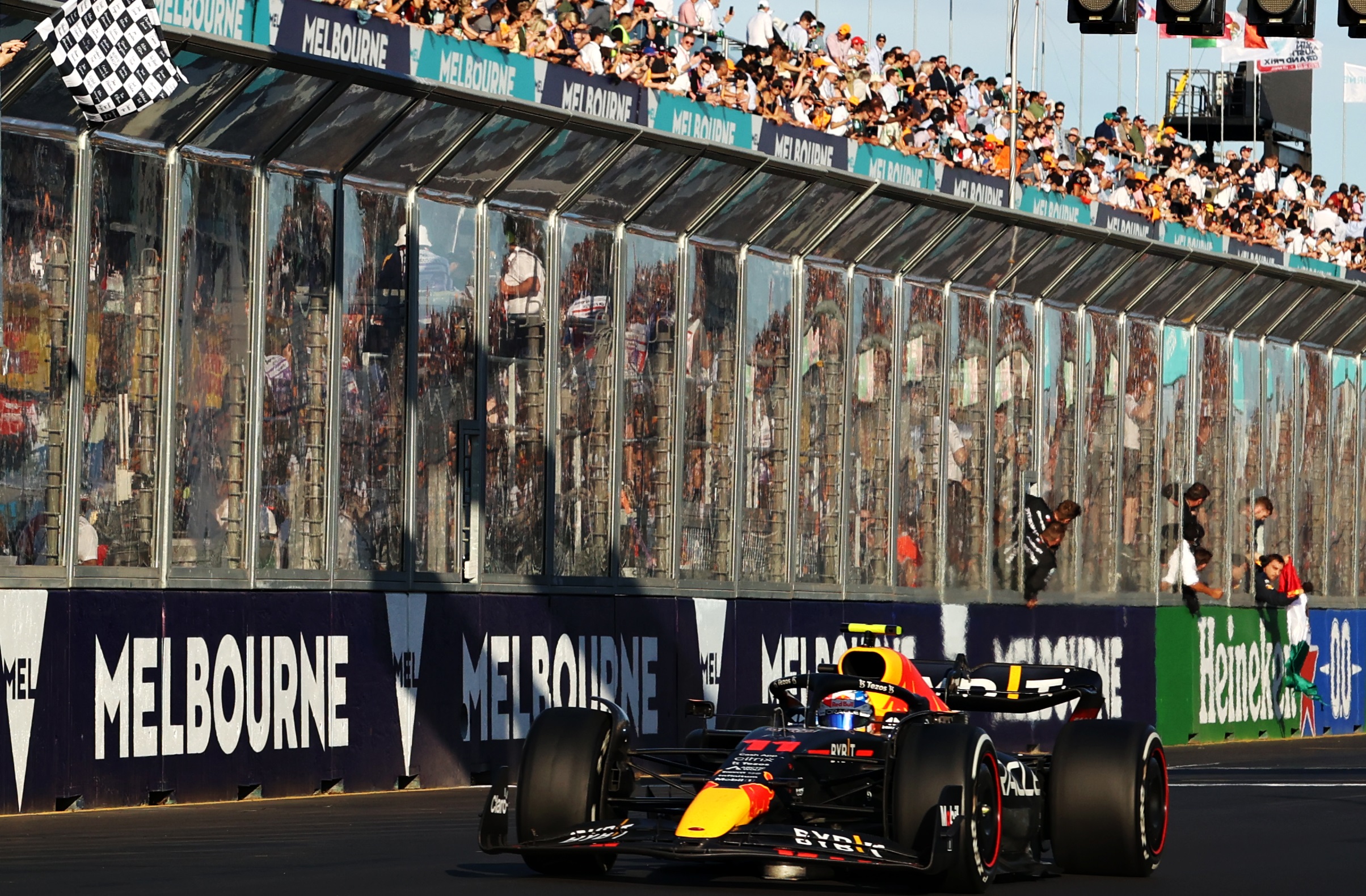 FIA zakazała mechanikom cieszenia się na płocie przy pit wall